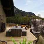 Lakehouse Moss With Sauna, Boat & Jacuzzi シャレー *